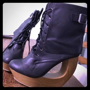 Wood wedge boots